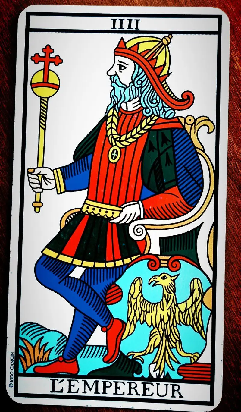 Carta dei Tarocchi di Marsiglia L'Imperatore dritta - figura imperiale con barba azzurra, veste rossa e blu, su trono dorato con aquila