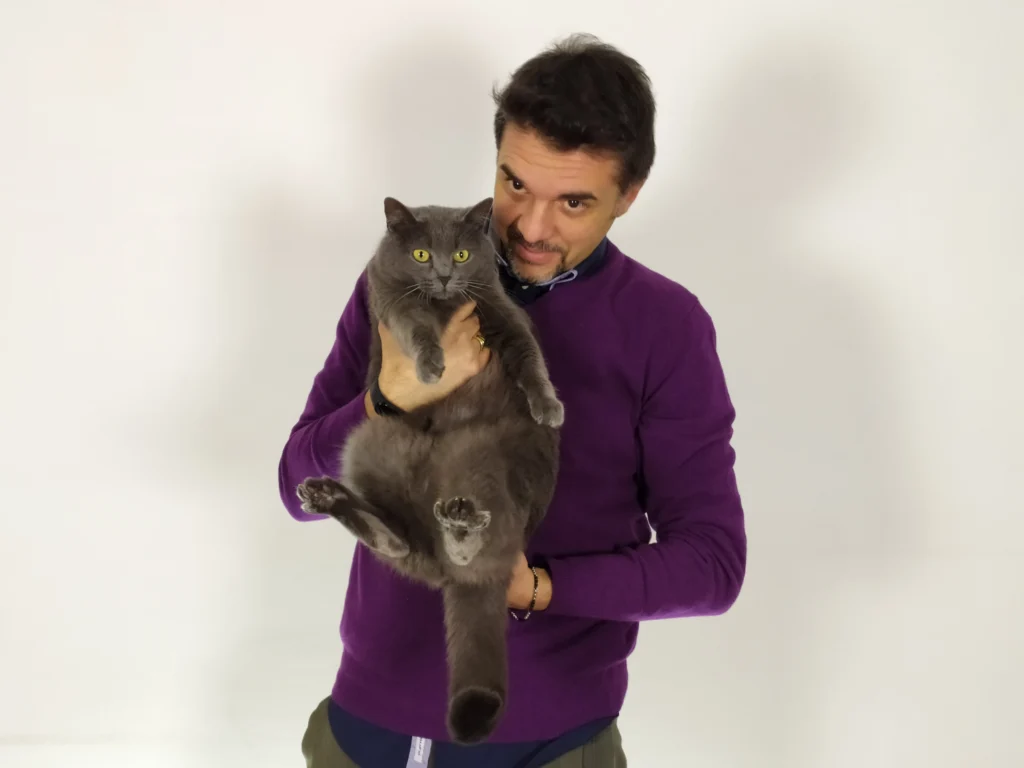 Alessandro Vanin con la gatta Micia. Insegnante di Tarocchi e ideatore del Metodo Tarochemia basato su lezioni live.