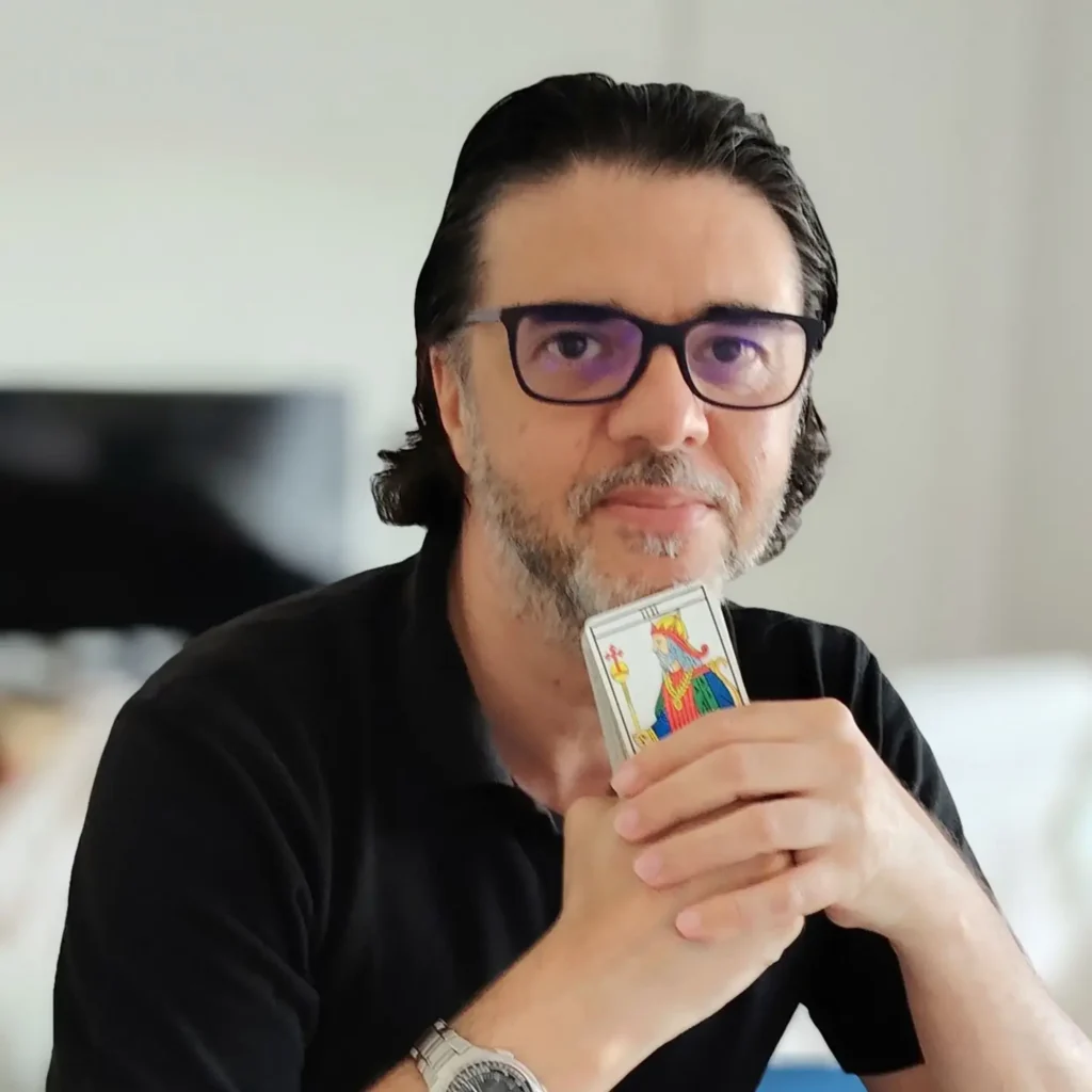 Alessandro Vanin, Coach dei Tarocchi, mostra un Arcano durante il percorso professionale per studiare i Tarocchi.