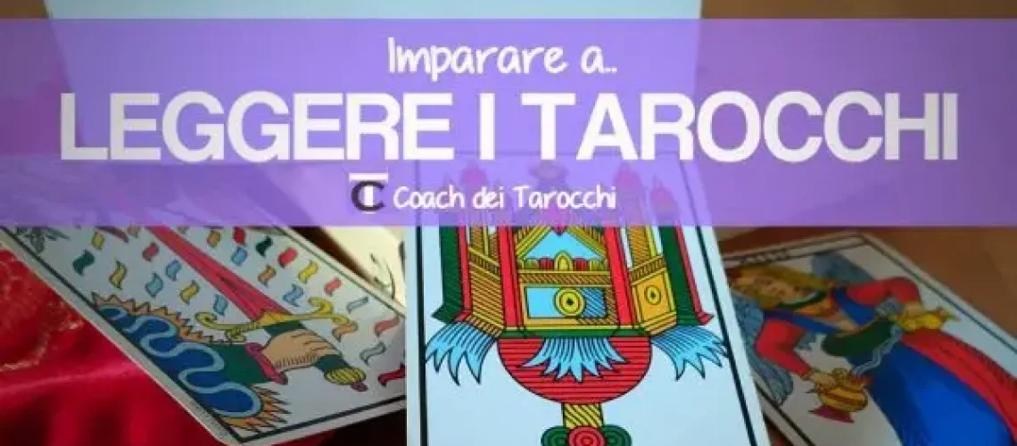 Immagine che rappresenta un mazzo di tarocchi con alcune carte visibili in primo piano. Sopra le carte, c'è una banda viola con il testo "Imparare a.. LEGGERE I TAROCCHI" e sotto di esso "Coach dei Tarocchi"